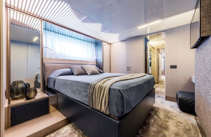 2017 FERRETTI YACHTS 850 